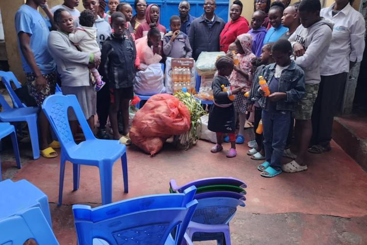 Group photo with the chidren receiving gifts